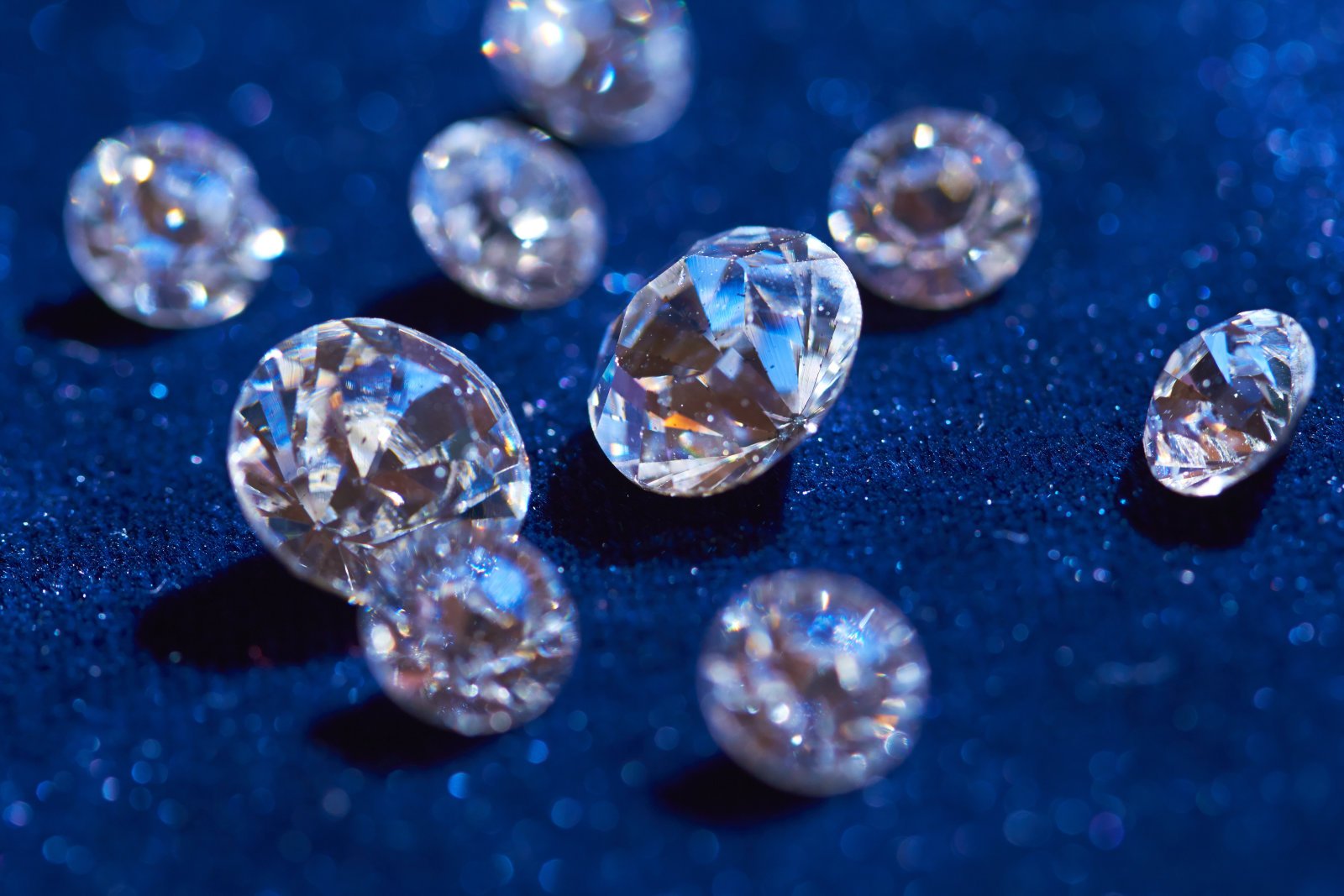 Россыпь самоцветов. Кристал диамонд. Алмазы. Ювелирные камни. Красивые бриллианты.