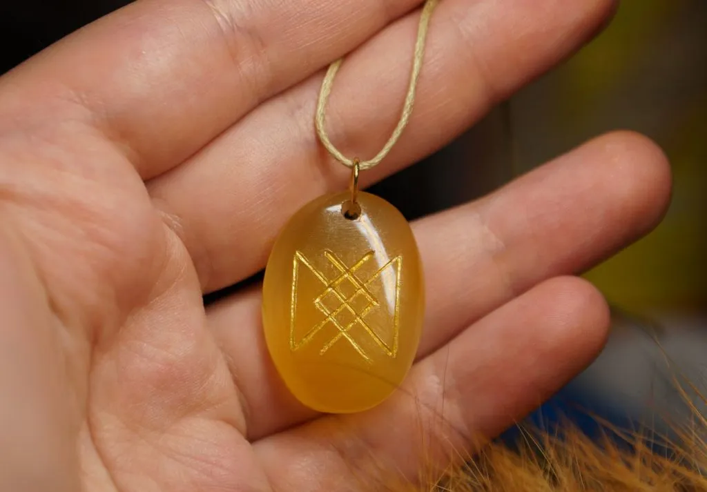 Оберег из сердолика